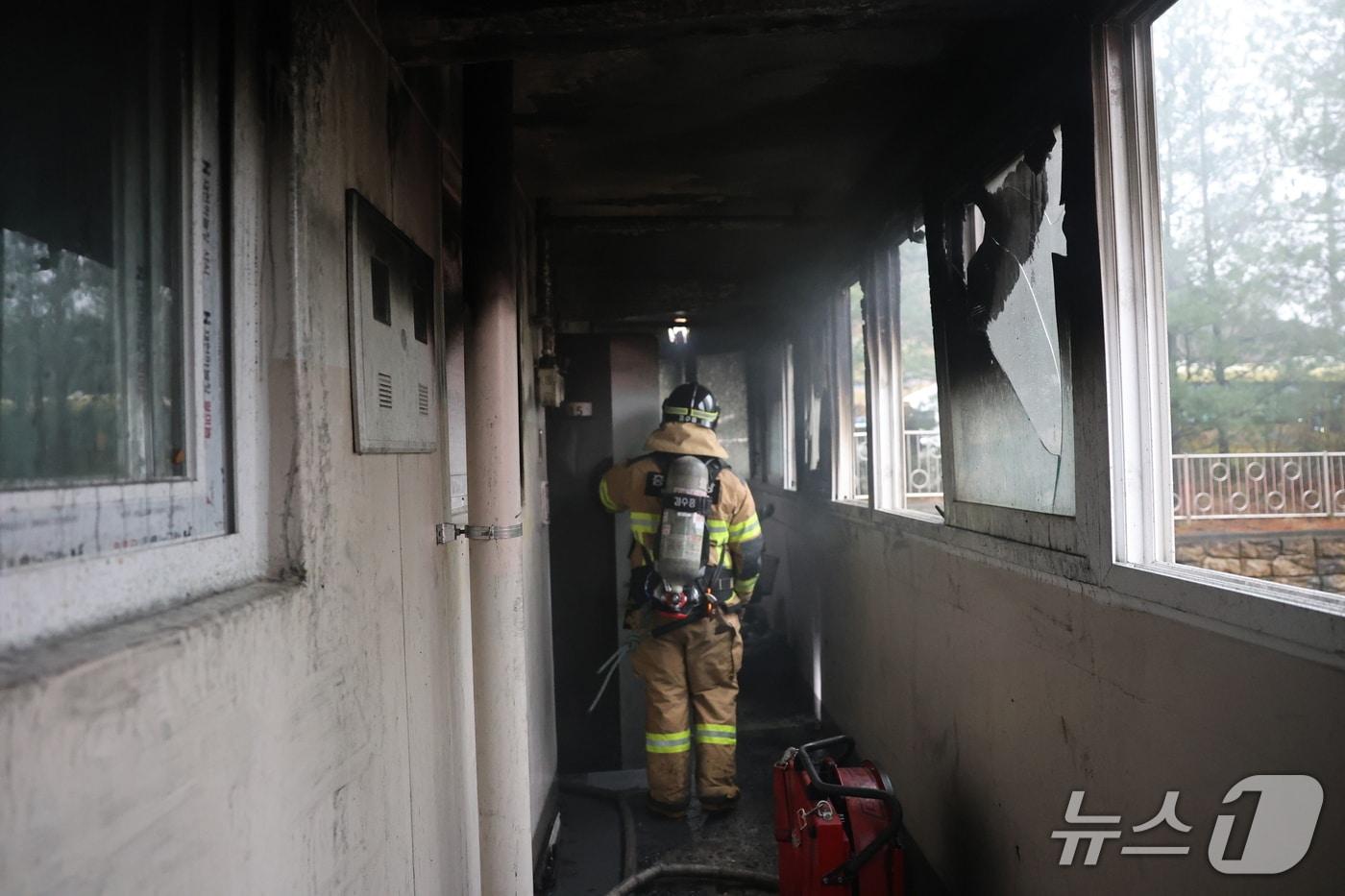 본문 이미지 - 제천 아파트 화재 현장.