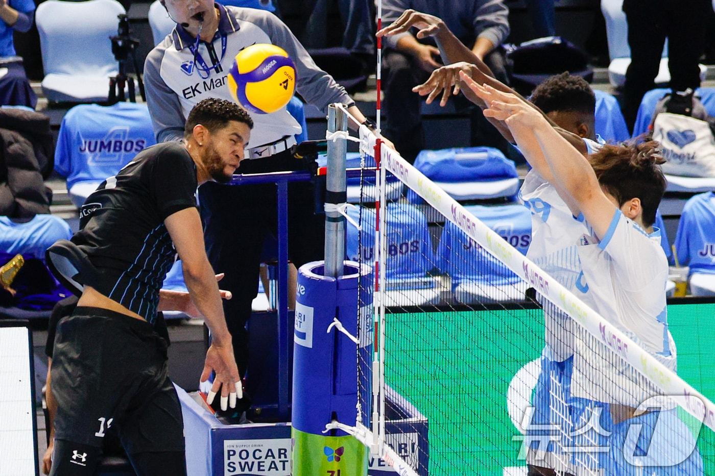 본문 이미지 - 10일 오후 인천 계양체육관에서 열린 프로배구 2025-2026 V-리그 남자부 챔피언 결정전 5차전 대한항공 점보스와 현대캐피탈 스카이워커스의 경기, 대한항공 마쏘와 한선수가 현대캐피탈 레오의 공격을 막아내고 있다. 2026.4.10 ⓒ 뉴스1 안은나 기자