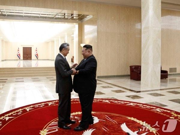 본문 이미지 - 김정은 북한 노동당 총비서가 10일 평양 노동당 본부에서 왕이 중국 공산당 중앙정치국 위원 겸 외교부장과 만났다. (사진 제공= 중국 외교부 홈페이지)