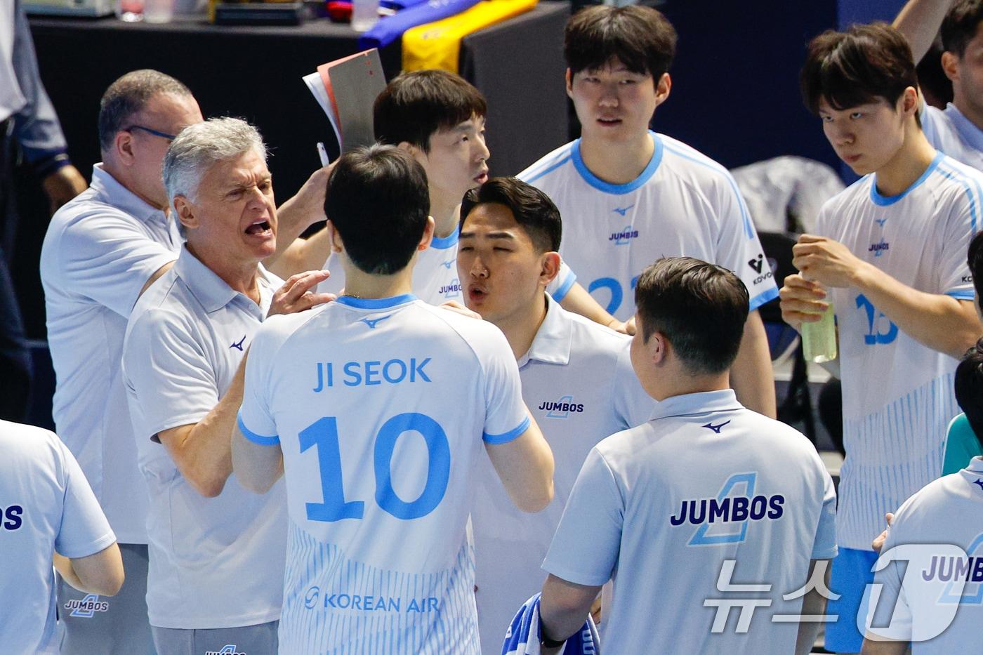 본문 이미지 - 10일 오후 인천 계양체육관에서 열린 프로배구 2025-2026 V-리그 남자부 챔피언 결정전 5차전 대한항공 점보스와 현대캐피탈 스카이워커스의 경기, 대한항공 헤난 달 조토 감독이 작전지시를 하고 있다. 2026.4.10 ⓒ 뉴스1 안은나 기자