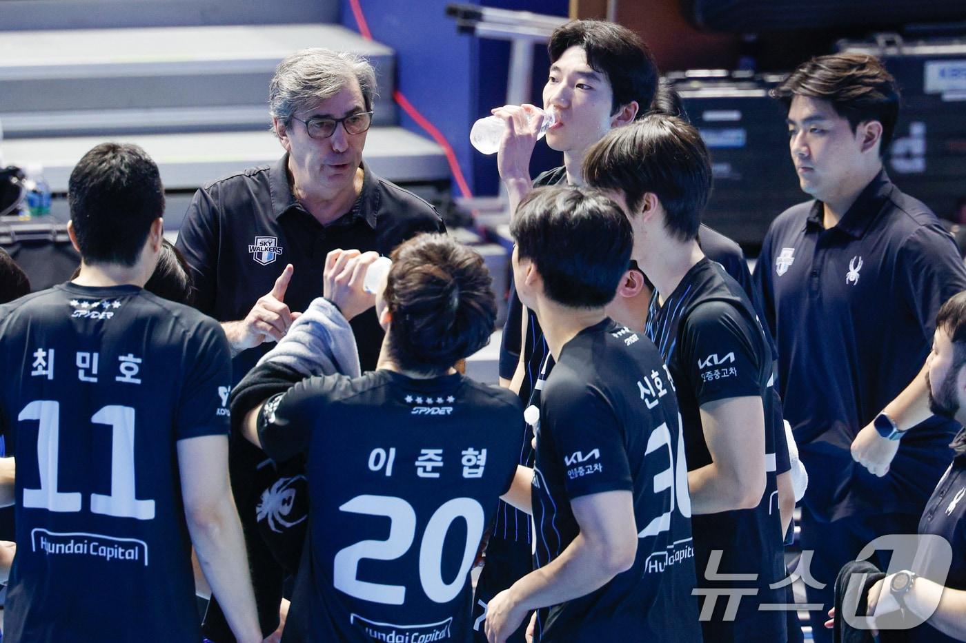 본문 이미지 - 10일 오후 인천 계양체육관에서 열린 프로배구 2025-2026 V-리그 남자부 챔피언 결정전 5차전 대한항공 점보스와 현대캐피탈 스카이워커스의 경기, 현대캐피탈 필립 블랑 감독이 작전지시를 하고 있다. 2026.4.10 ⓒ 뉴스1 안은나 기자