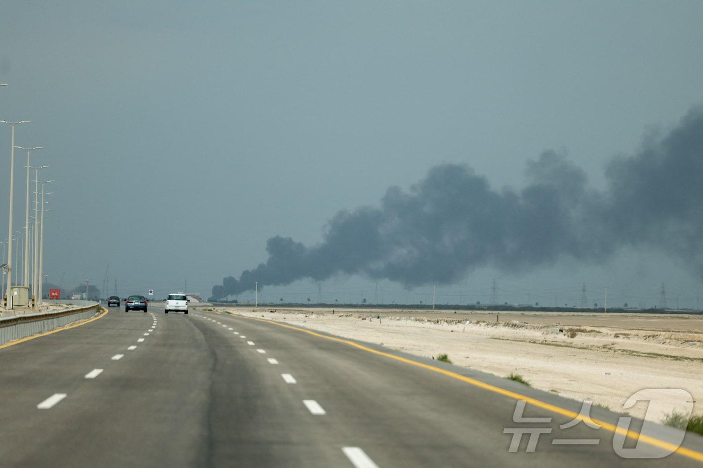 본문 이미지 - 지난달 2일(현지시간) 사우디아라비아 라스타누라에 있는 아람코 정유시설에서 이란의 드론 공격으로 추정되는 공격 이후 연기가 치솟고 있다. 2026.03.02. ⓒ 로이터=뉴스1