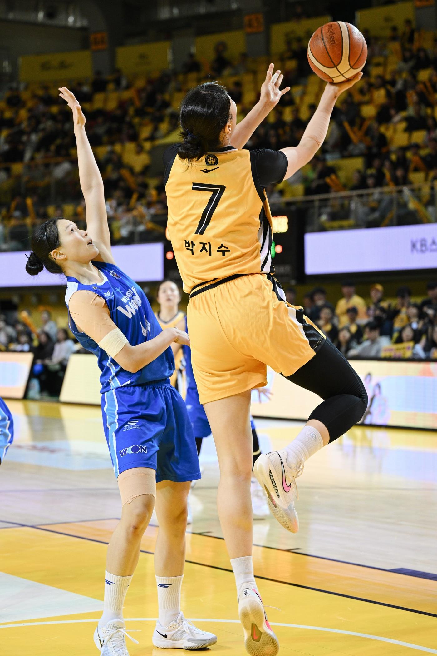 본문 이미지 - 청주 KB스타즈 센터 박지수는 10일 열린 2025-26 여자프로농구 플레이오프 2차전에서 19점 12리바운드로 활약해 팀의 78-54 승리를 이끌었다. (WKBL 제공)