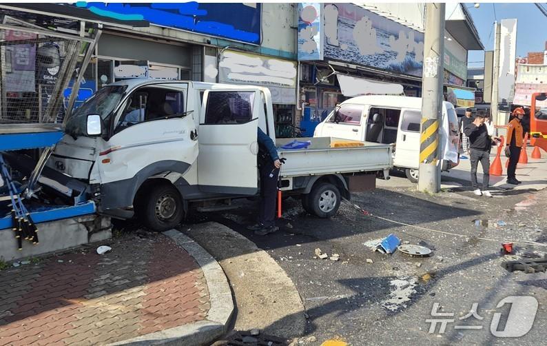 본문 이미지 - 10일 오후 경북 경산시 하양역 인근에서 화물차 1대가 사고가 1명이 숨지고 1명이 다치는 사고가 났다.(경북소방본부 제공. 재판매 및 DB금지)