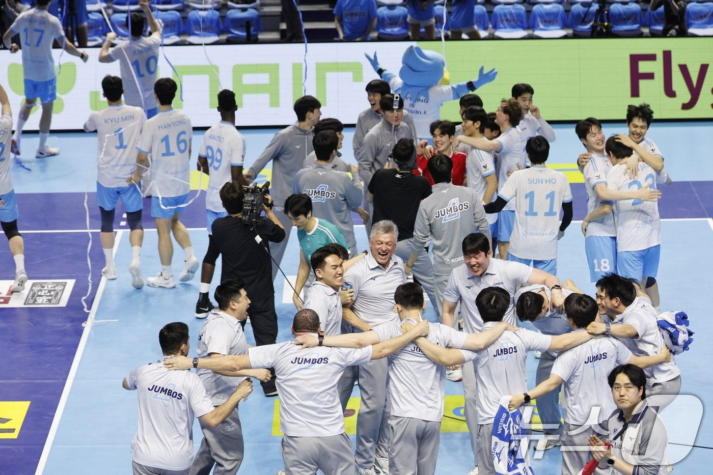 본문 이미지 - 대한항공 점보스 선수들이 10일 오후 인천 계양체육관에서 열린 프로배구 2025-2026 V-리그 남자부 챔피언 결정전 5차전 현대캐피탈 스카이워커스와의 경기에서 승리 후 우승을 확정짓고 환호하고 있다. 2026.4.10 ⓒ 뉴스1 안은나 기자