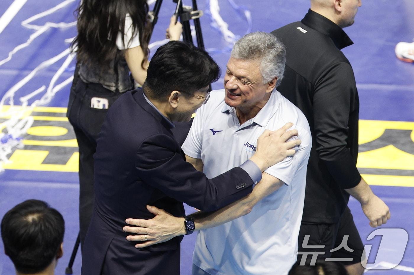 본문 이미지 - 대한항공 헤난 달 조토 감독이 10일 오후 인천 계양체육관에서 열린 프로배구 2025-2026 V-리그 남자부 챔피언 결정전 5차전 현대캐피탈 스카이워커스와의 경기에서 승리 후 우승을 확정짓고 기뻐하고 있다. 2026.4.102026.4.10 ⓒ 뉴스1 안은나 기자