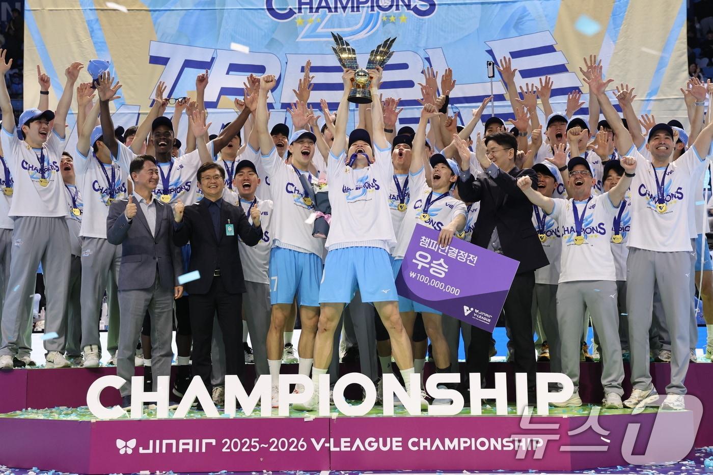 본문 이미지 - 대한항공 점보스 선수들이 10일 오후 인천 계양체육관에서 열린 프로배구 2025-2026 V-리그 남자부 챔피언 결정전 5차전 현대캐피탈 스카이워커스와의 경기에서 승리 후 우승 세레머니를 하고 있다. 2026.4.10 ⓒ 뉴스1 안은나 기자