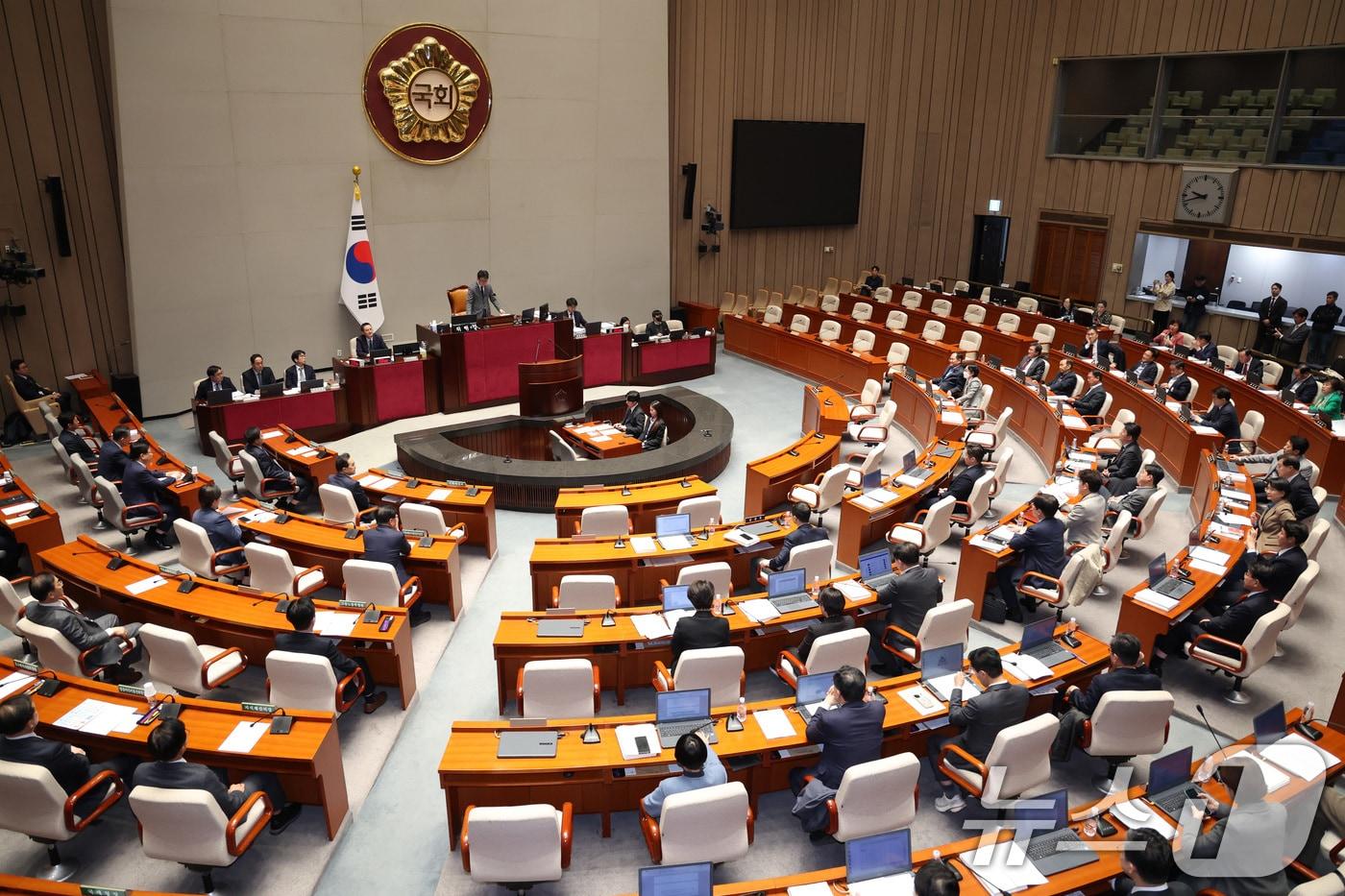 본문 이미지 - 진성준 위원장이 10일 서울 여의도 국회에서 열린 예산결산특별위원회 전체회의에서 2026년도 제1회 추가경정예산안(정부)이 가결되자 의사봉을 두드리고 있다. 2026.4.10 ⓒ 뉴스1 신웅수 기자