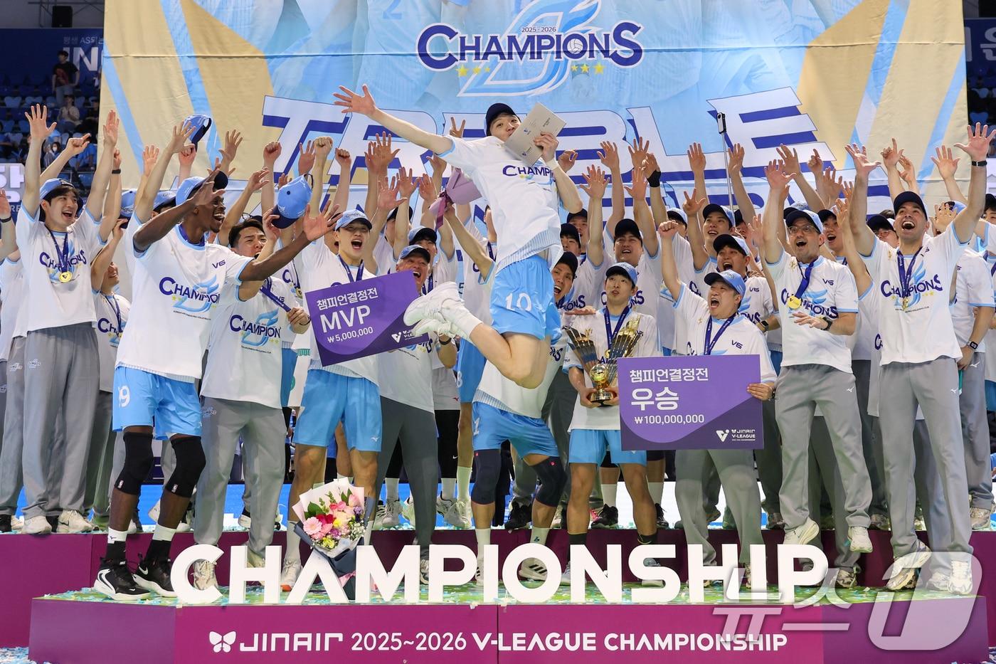 본문 이미지 - 대한항공 점보스 정지석이 10일 오후 인천 계양체육관에서 열린 프로배구 2025-2026 V-리그 남자부 챔피언 결정전 5차전 현대캐피탈 스카이워커스와의 경기에서 최종 우승을 확정지은 뒤 MVP를 수상, 트로피에 입맞추며 뛰고 있다. 2026.4.10 ⓒ 뉴스1 안은나 기자