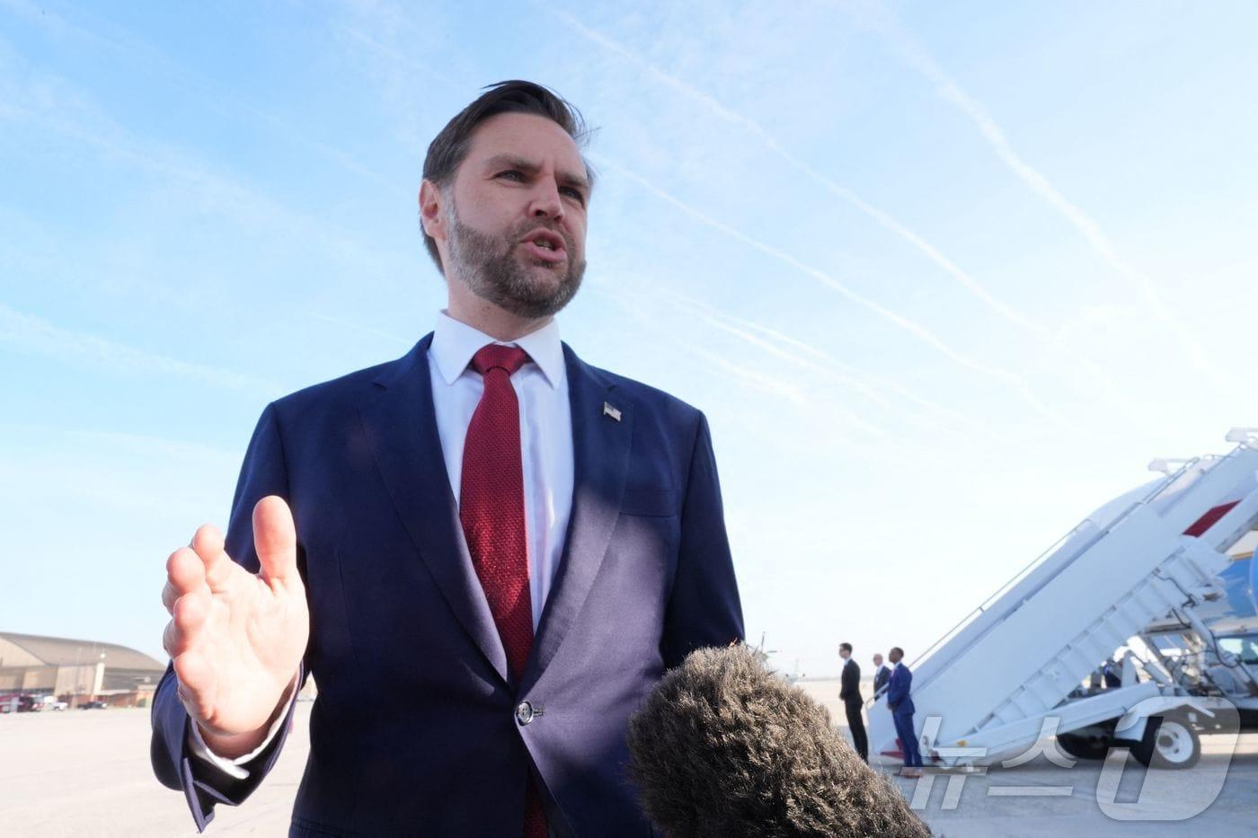 본문 이미지 - 10일(현지시간) JD 밴스 미국 부통령이 이란 문제 관련 회담을 위해 파키스탄으로 출발하기 전, 메릴랜드주 앤드류스 합동기지에서 공군 2호기에 탑승하기 전 기자들에게 이야기하고 있다. 2026.04.10. ⓒ AFP=뉴스1