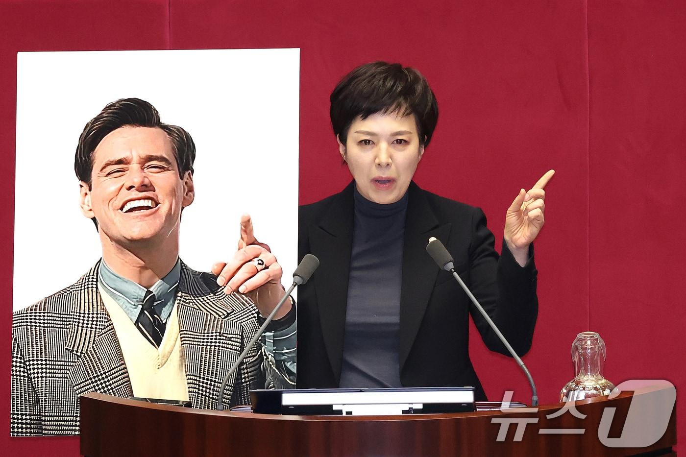 본문 이미지 - 김은혜 국민의힘 의원이 10일 서울 여의도 국회에서 열린 제434회국회(임시회) 3차 본회의에서 2026년도 제1회 추가경정예산안(정부)에 대한 토론을 하고 있다. 2026.4.10 ⓒ 뉴스1 신웅수 기자