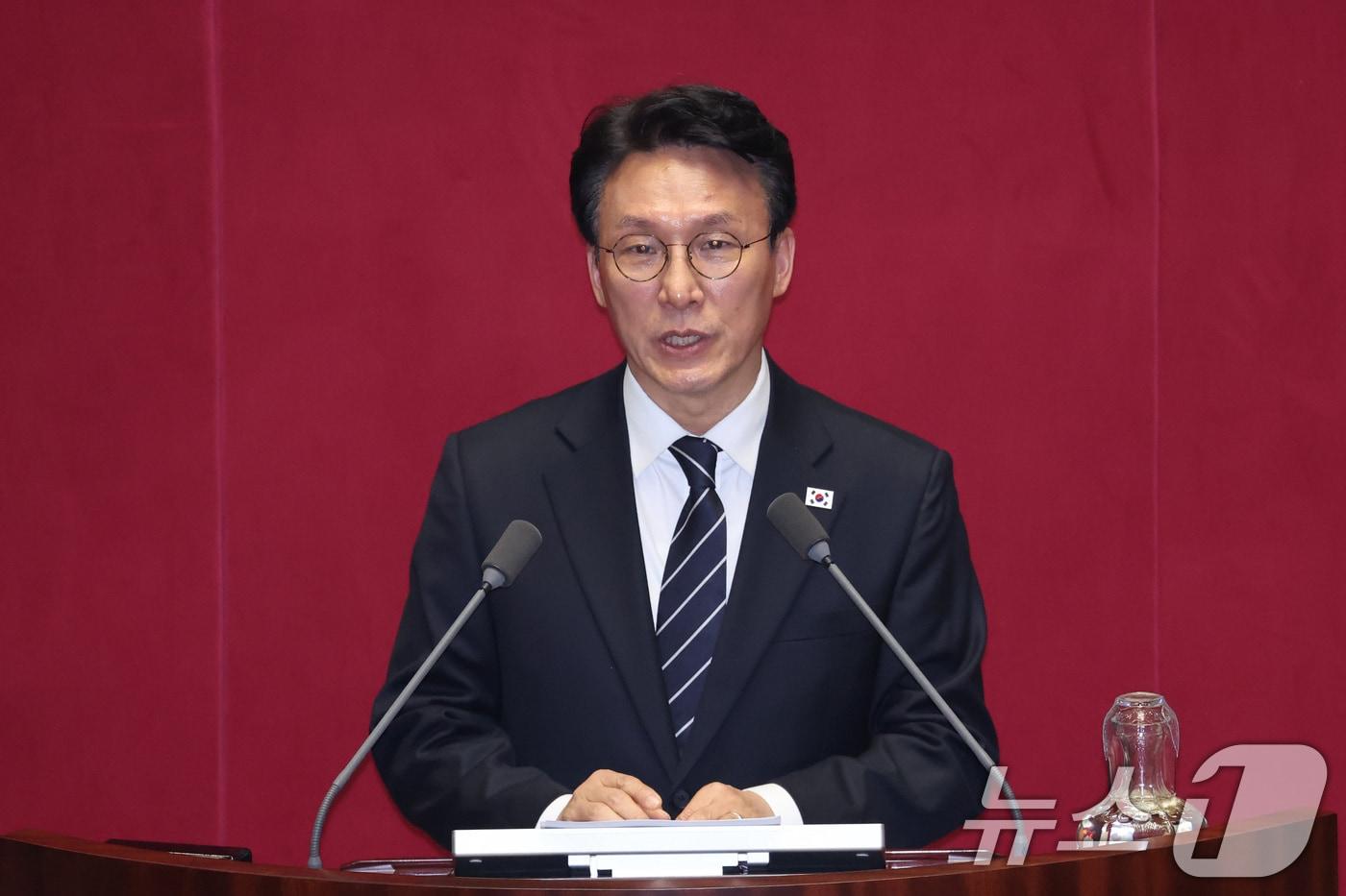 본문 이미지 - 김민석 국무총리가 10일 서울 여의도 국회에서 열린 제434회국회(임시회) 3차 본회의에서 2026년도 제1회 추가경정예산안(정부) 가결에 대한 정부측 인사를 하고 있다. 2026.4.10 ⓒ 뉴스1 신웅수 기자