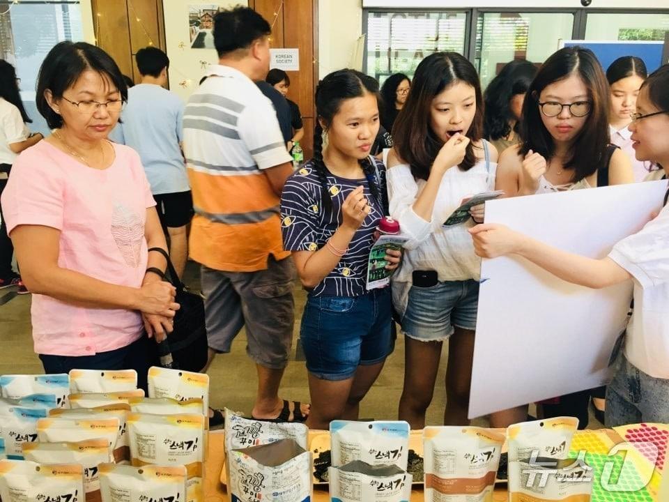 본문 이미지 - '김스낵'을 맛보고 있는 말레이시아인들(쿠알라룸푸르 수산물 수출지원센터 제공)(사진은 기사 내용과 관련 없음)