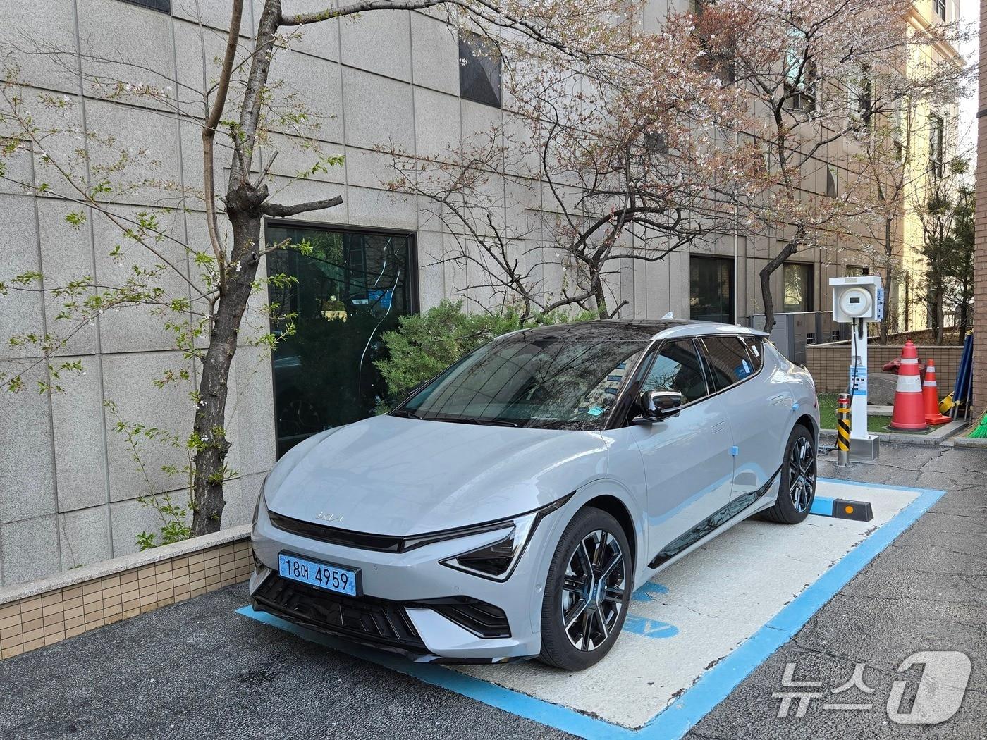 본문 이미지 - 기아 준중형 전기 SUV 'EV6' 롱레인지 2WD 모델이 서울 서초구 자동차회관 주차장에서 충전되는 모습. 2026.04.08/뉴스1 김성식 기자