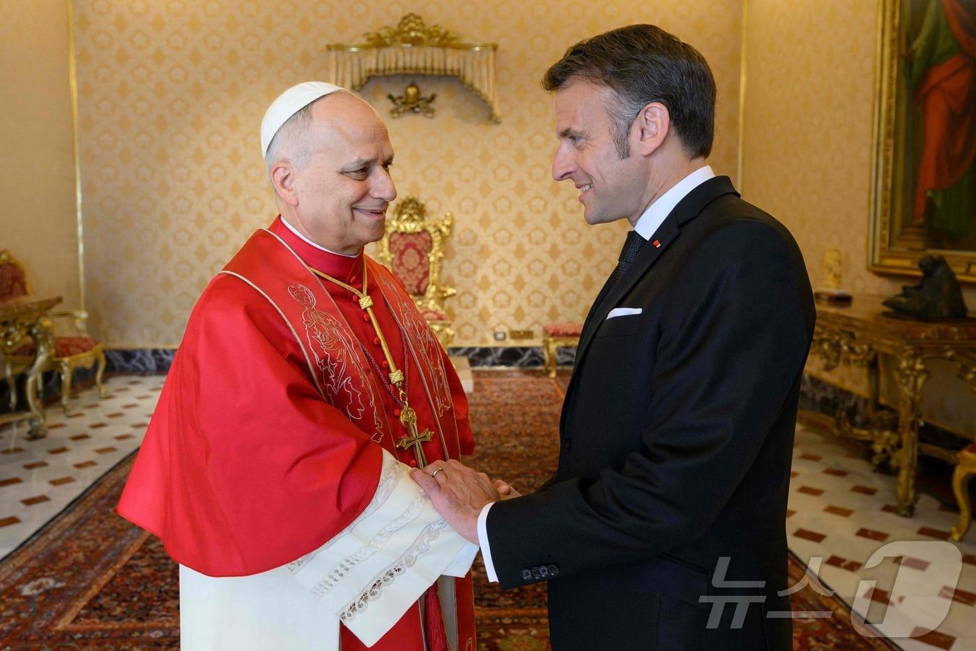 본문 이미지 - 10일(현지시간) 교황 레오 14세가 프랑스 에마뉘엘 마크롱 대통령과 바티칸에서 비공개 면담을 갖고 있다. 2026.04.10. ⓒ AFP=뉴스1