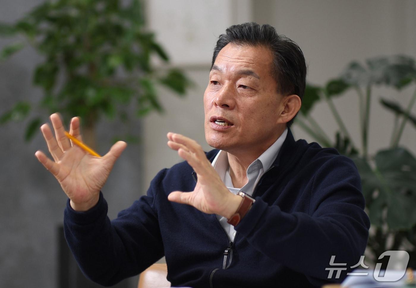 본문 이미지 - 이재준 경기 수원시장이 10일 경기 수원시 팔달구 수원시청 집무실에서 뉴스1과 인터뷰를 하고 있다. 2026.4.10/뉴스1 ⓒ 뉴스1 김영운 기자