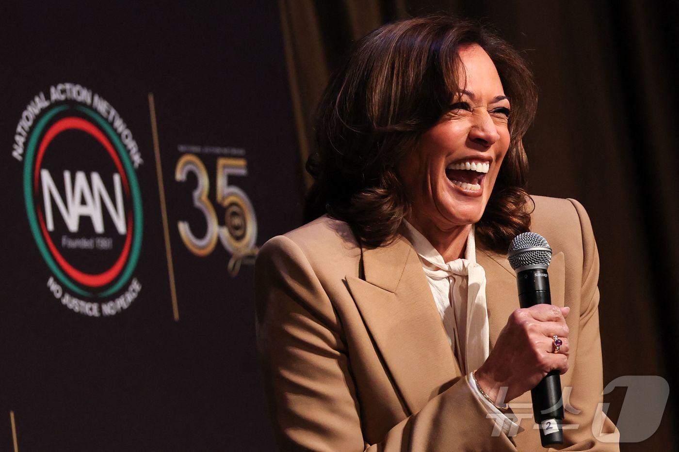 본문 이미지 - 10일(현지시간) 뉴욕에서 열린 내셔널 액션 네트워크(NAN) 행사에서 카멀라 해리스 전 미국 부통령이 연설하고 있다. 2026.04.10.ⓒ AFP=뉴스1