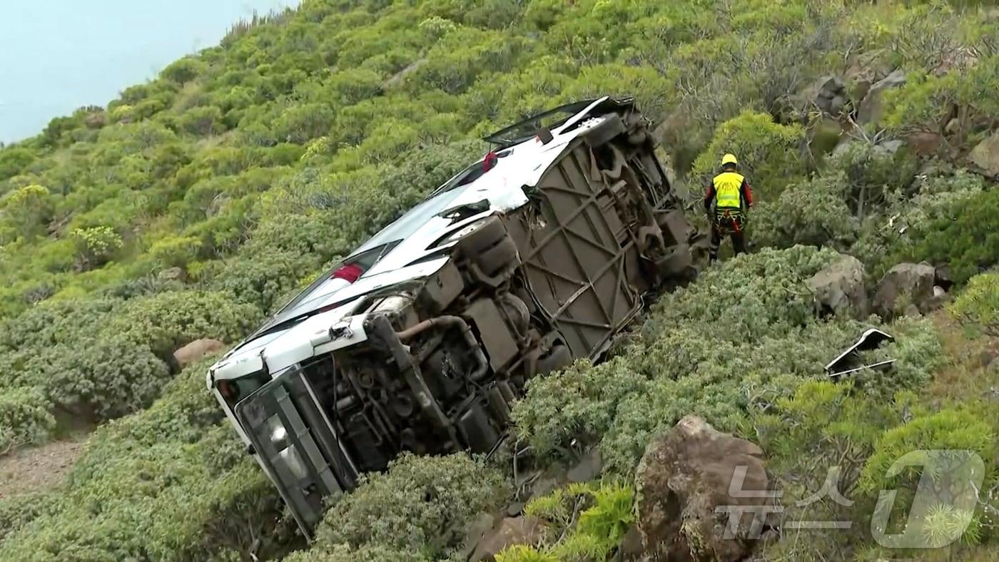 본문 이미지 - 10일(현지시간) 스페인 라고메라 섬에서 영국 관광객을 태운 버스가 협곡으로 추락했다.2026.04.10.ⓒ 로이터=뉴스1