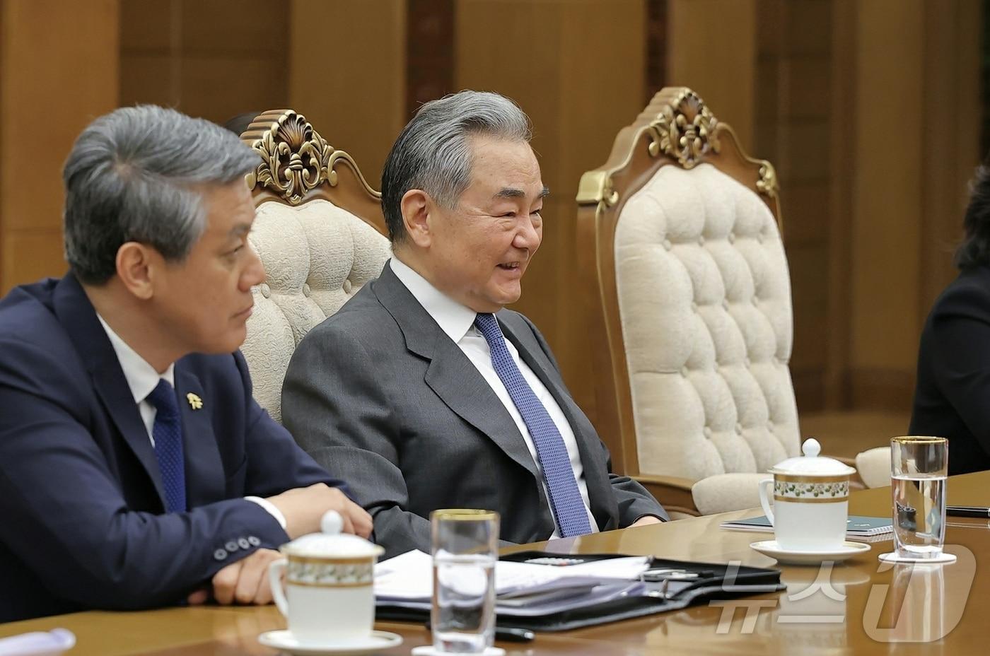 본문 이미지 - (평양 노동신문=뉴스1) =왕이 중국 외교부장(오른쪽). [국내에서만 사용가능. 재배포 금지. DB 금지. For Use Only in the Republic of Korea. Redistribution Prohibited] rodongphoto@news1.kr
