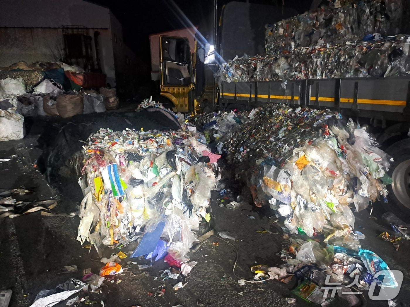 본문 이미지 - 10일 오후 7시 17분께 정읍시 북면의 한 폐기물 처리장에서 발생한 사고현장. (전북소방본부 제공. 재판매 및 DB금지)