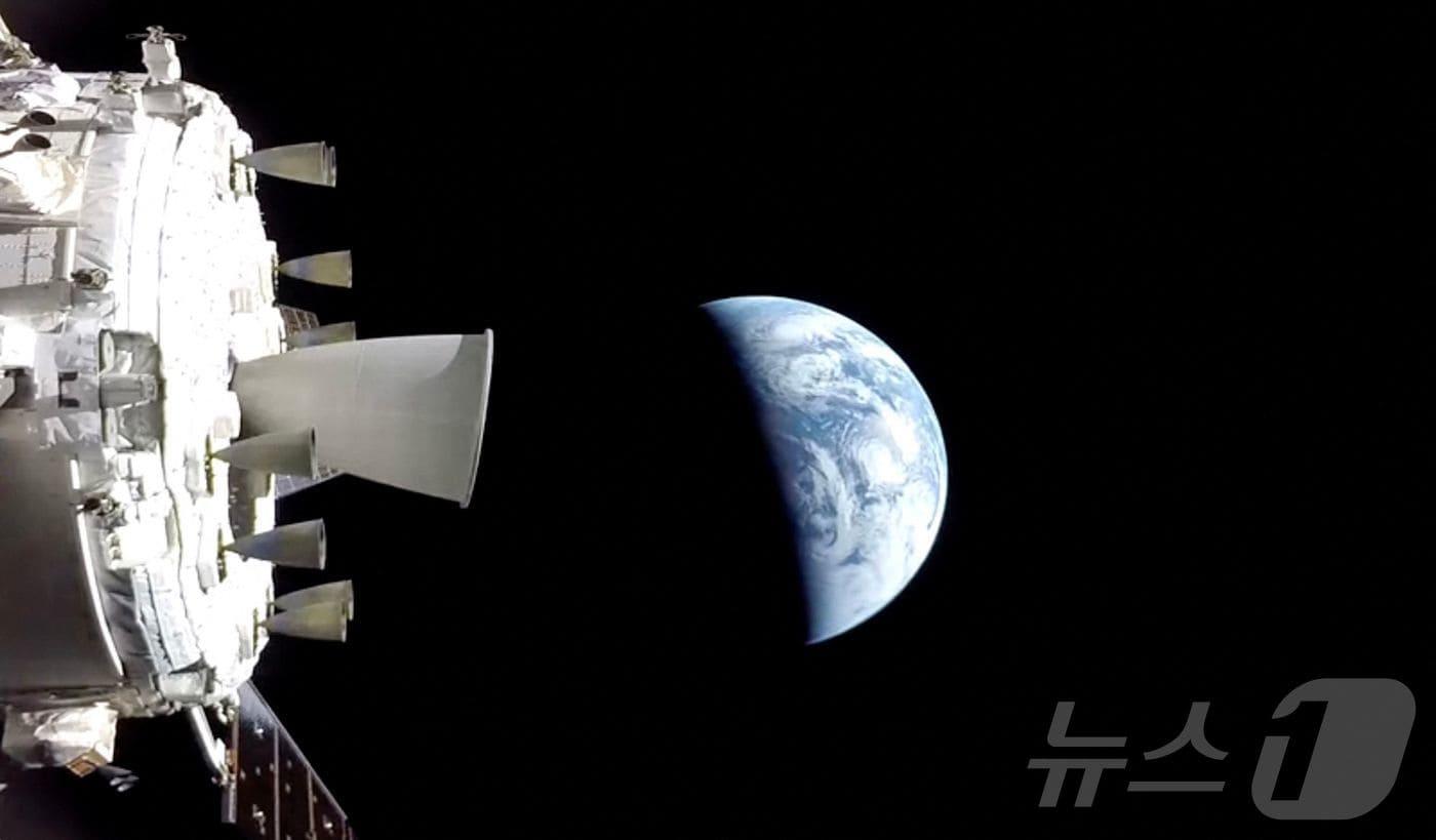 본문 이미지 - 아르테미스 2호에서 바라본 지구. ⓒ AFP=뉴스1