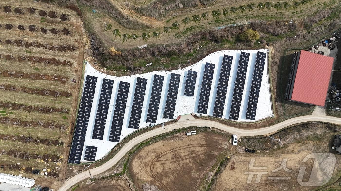 본문 이미지 - 음성군 음성읍 평곡4리 마을 태양광발전시설.(음성군 제공. 재판매 및 DB금지)