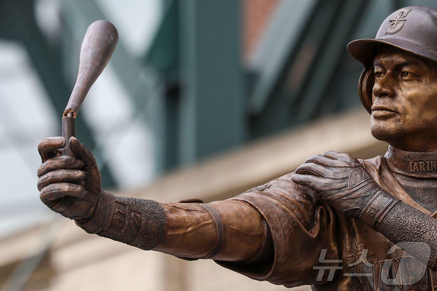 본문 이미지 - 스즈키 이치로 동상 제막식에서 부러진 채 공개된 배트. ⓒ AFP=뉴스1