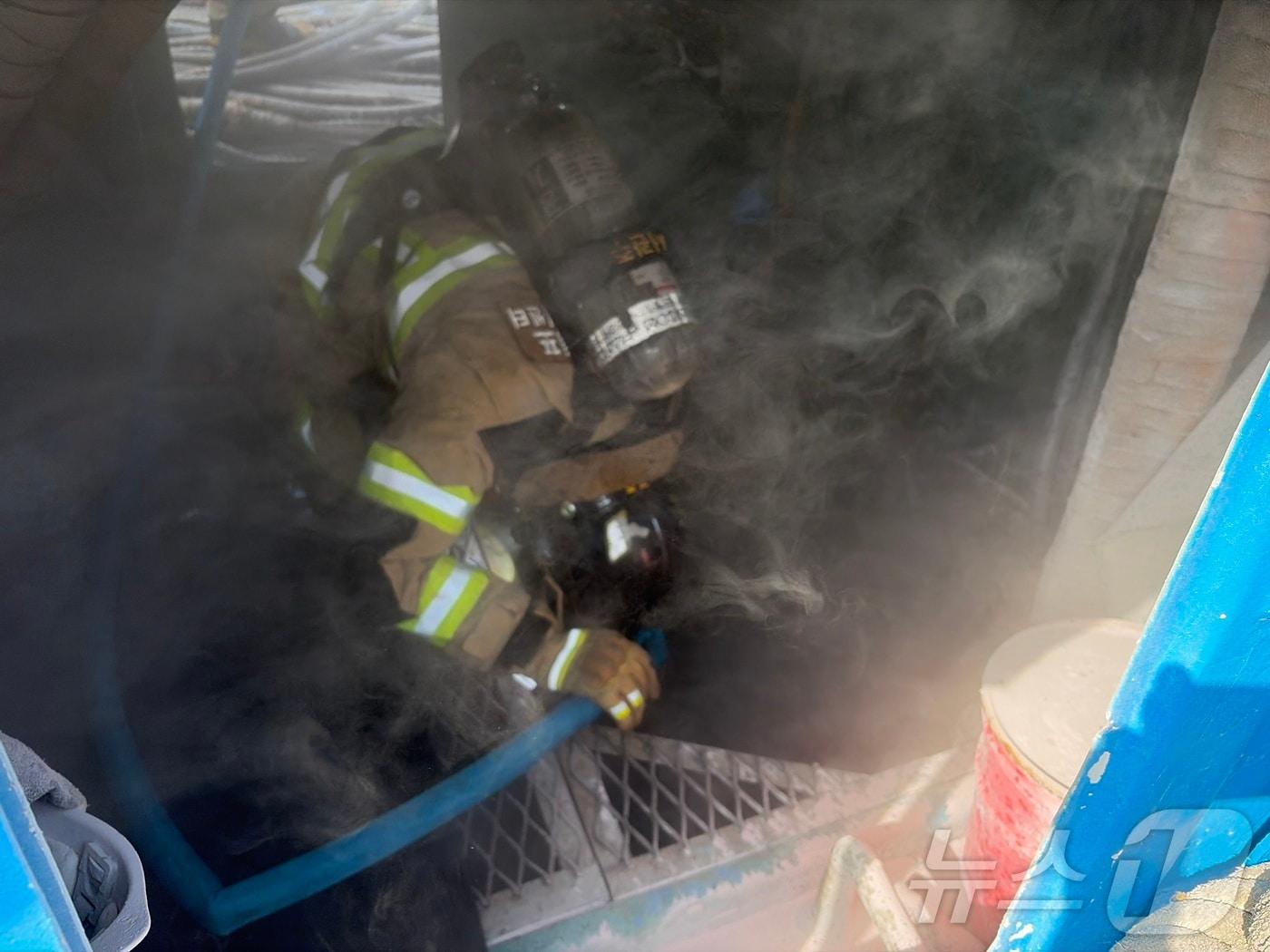 본문 이미지 - 11일 오전 9시 13분쯤 전남 목포시 죽교동 북항목포수협 인근에서 정박중이던 24톤급 어선 기계실에서 화재가 나 연기가 피어오르고 있다. (전남소방 제공. 재판매 및 DB 금지) 