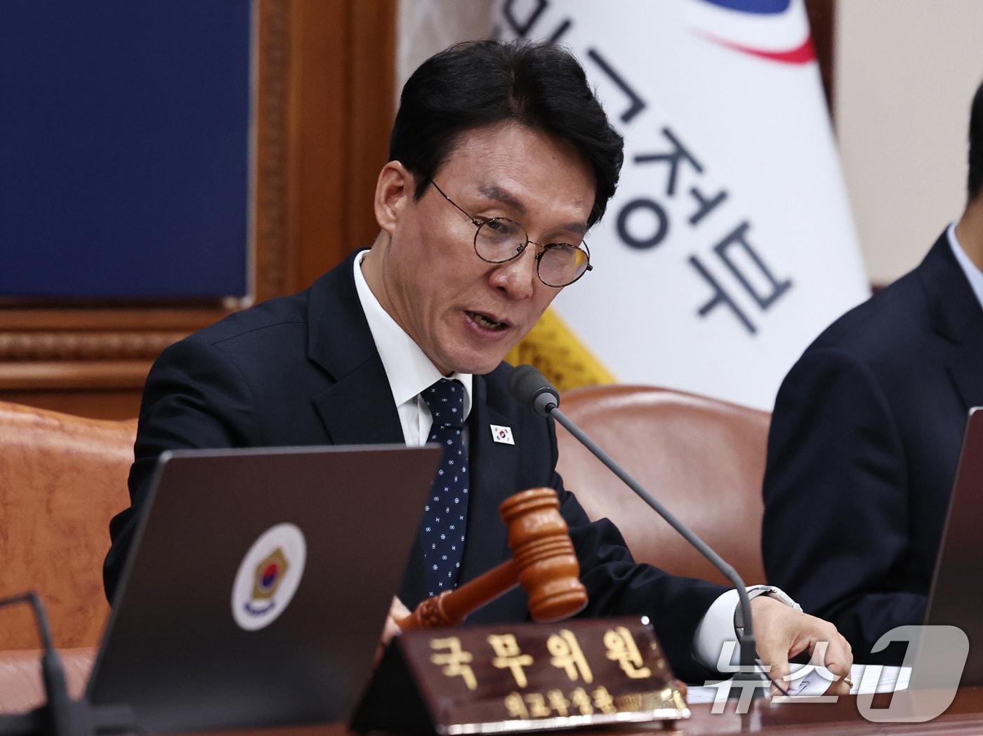 본문 이미지 - 김민석 국무총리가 11일 오전 서울 종로구 정부서울청사에서 열린 임시국무회의에서 의사봉을 두드리고 있다. 2026.4.11 ⓒ 뉴스1 구윤성 기자