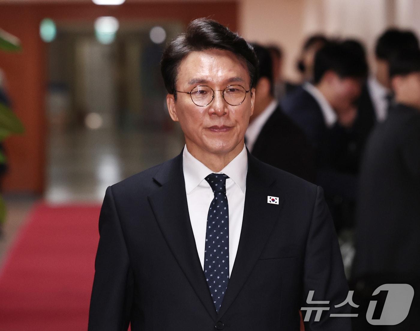 본문 이미지 - 김민석 국무총리가 11일 오전 서울 종로구 정부서울청사에서 열린 임시 국무회의에 참석하고 있다. 2026.4.11 ⓒ 뉴스1 구윤성 기자