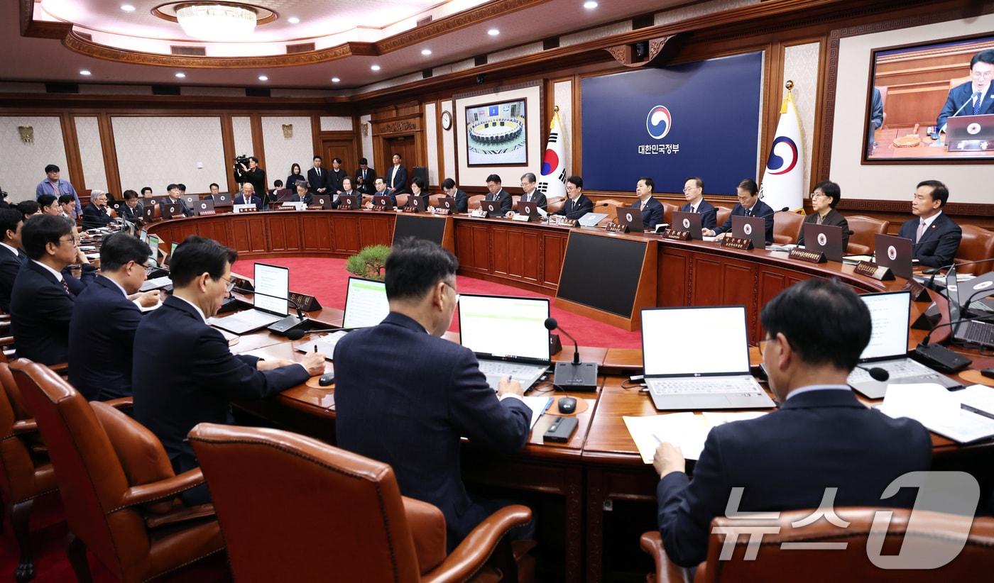 본문 이미지 - 김민석 국무총리가 지난 11일 오전 서울 종로구 정부서울청사에서 열린 임시국무회의를 주재하고 있다. 2026.4.11 ⓒ 뉴스1 구윤성 기자