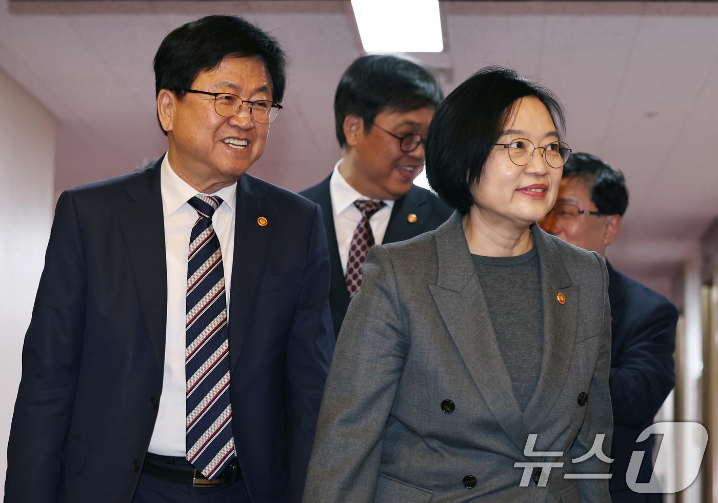 본문 이미지 - 최교진 교육부 장관(왼쪽부터), 최휘영 문화체육관광부 장관, 한성숙 중소벤처기업부 장관이 11일 오전 서울 종로구 정부서울청사에서 열린 임시국무회의에 참석하고 있다. 2026.4.11 ⓒ 뉴스1 구윤성 기자