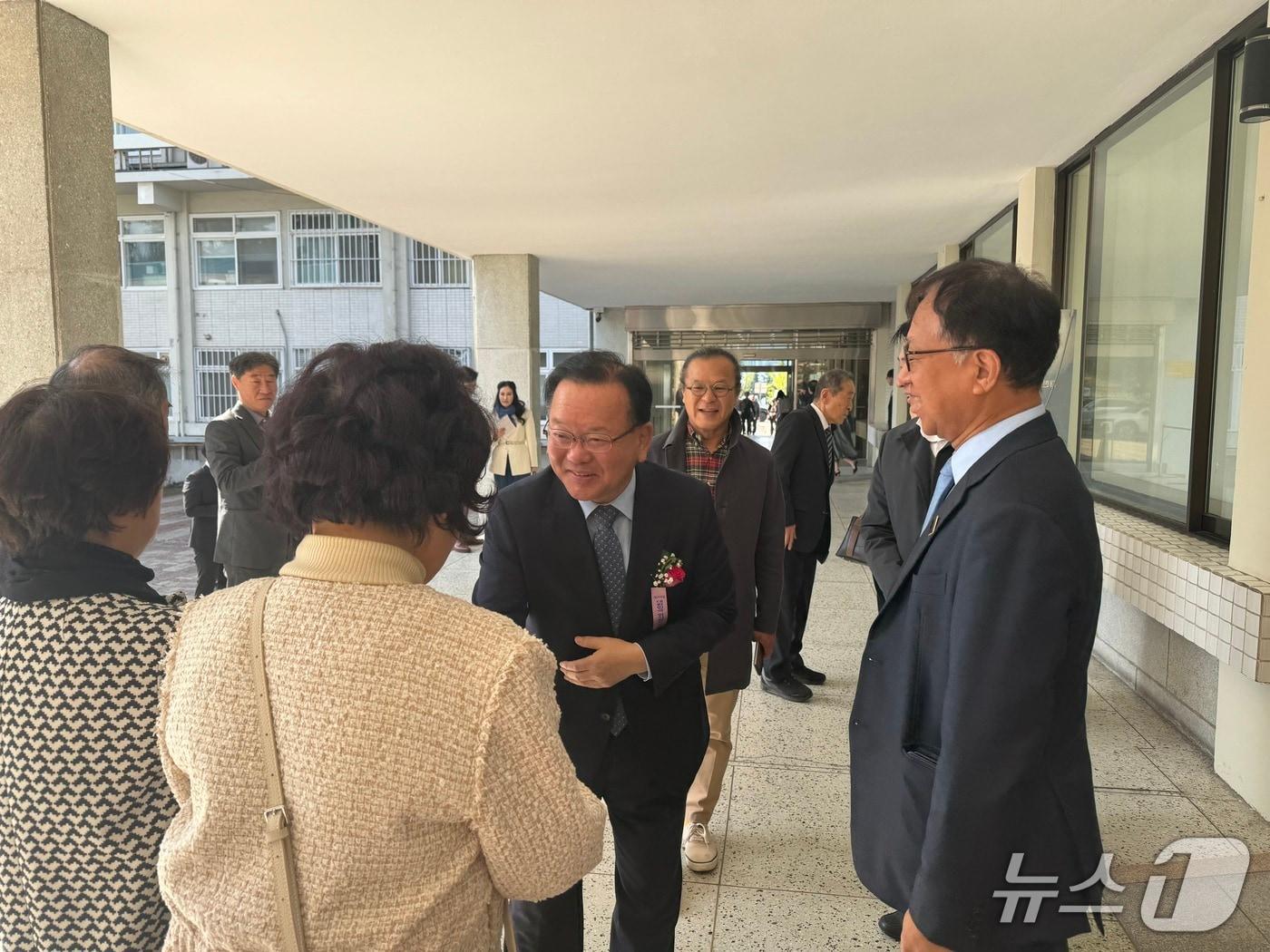 본문 이미지 - 김부겸 더불어민주당 대구시장 예비후보가 11일 대구시 산격청사에서 열린 제107주년 대한민국 임시정부 수립 기념식에 참석해 시민들과 인사를 나누고 있다. (김부겸 희망캠프 제공. 재판매 및 DB 금지) 2026.4.11/뉴스1