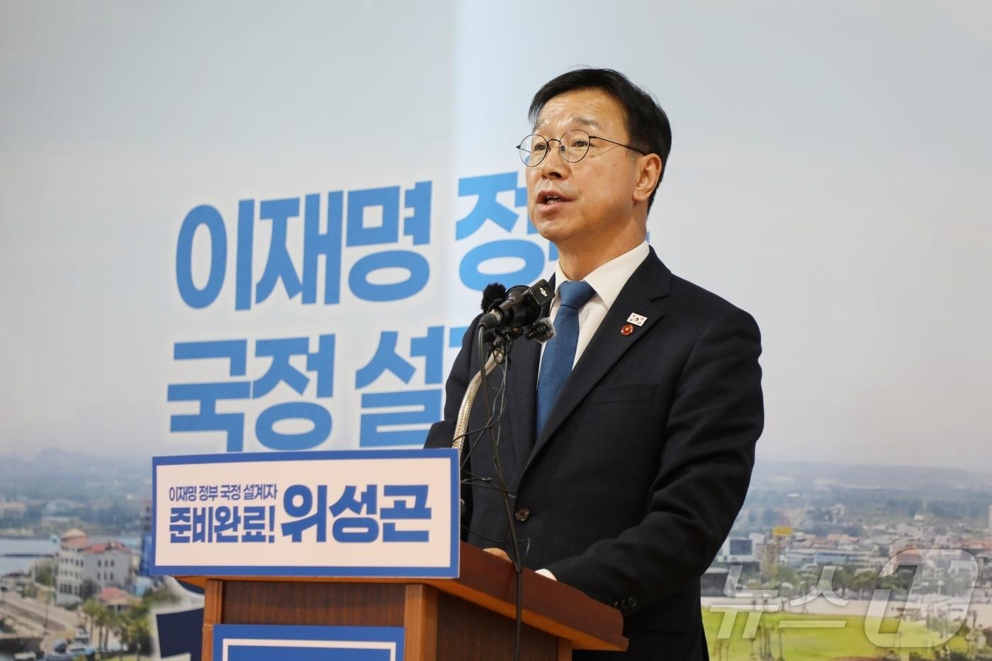 본문 이미지 - 더불어민주당 제주도지사 후보 본결선에 오른 위성곤 국회의원이 11일 오전 제주시 오라2동 선거캠프에서 기자회견을 열고 있다.2026.4.11 ⓒ 뉴스1 홍수영 기자