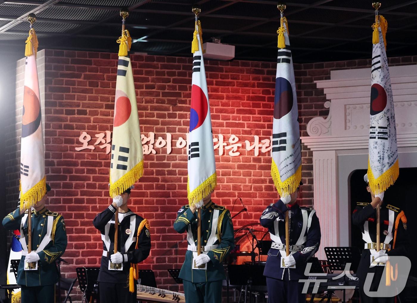 본문 이미지 - 11일 오전 서울 서대문구 국립대한민국임시정부기념관에서 열린 '제107주년 대한민국임시정부수립 기념식'에서 군의장대가 태극기를 들고 있다. ⓒ 뉴스1 황기선 기자