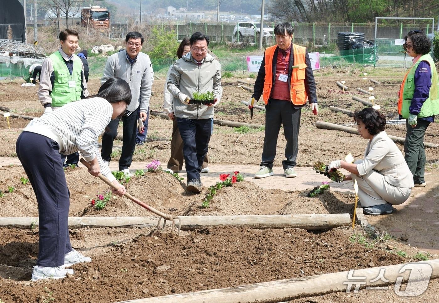 본문 이미지 - 이장우 대전시장이 행복농장 개장식에서 텃밭에 모종을 심기 위해 이동하고 있다。(대전시 제공. 재판매 및 DB금지)/뉴스1