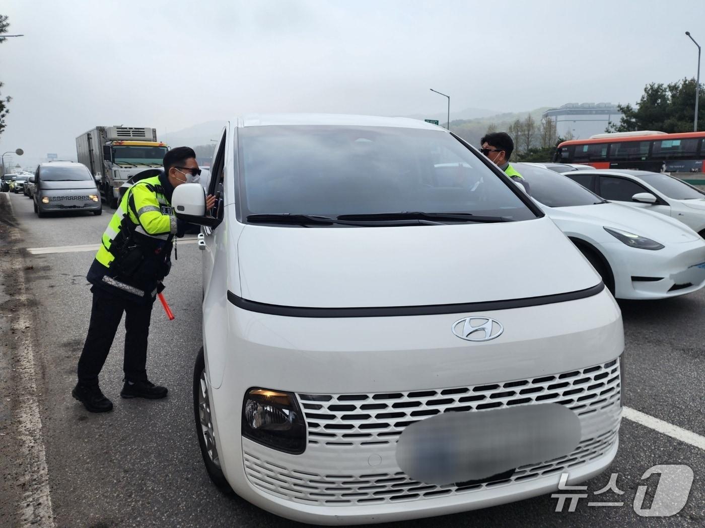 본문 이미지 - 11일 경찰이 자동차전용도로 위에서 승차정원을 지키지 않고 버스전용차로 위를 주행한 차량을 상대로 단속활동을 벌이고 있다. 2026.04.11/ⓒ 뉴스1 권진영 기자