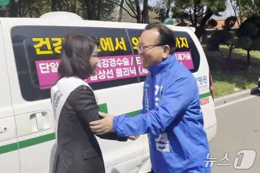 본문 이미지 - 대구시장 선거 국면에서 주목 받고 있는 이진숙 전 방송통신위원장과 김부겸 더불어민주당 대구시장 예비후보가 11일 대구 달서구 계명대 성서캠퍼스에서 열린 한 행사장에서 인사를 나누고 있다. (이진숙 전 방송통신위원장 측 제공. 재판매 및 DB 금지) 2026.4.11/뉴스1