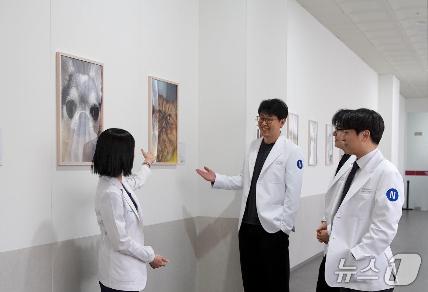 본문 이미지 - 넬동물의료센터에서 넬카이브 전시를 둘러보고 있다(동물병원 제공). ⓒ 뉴스1