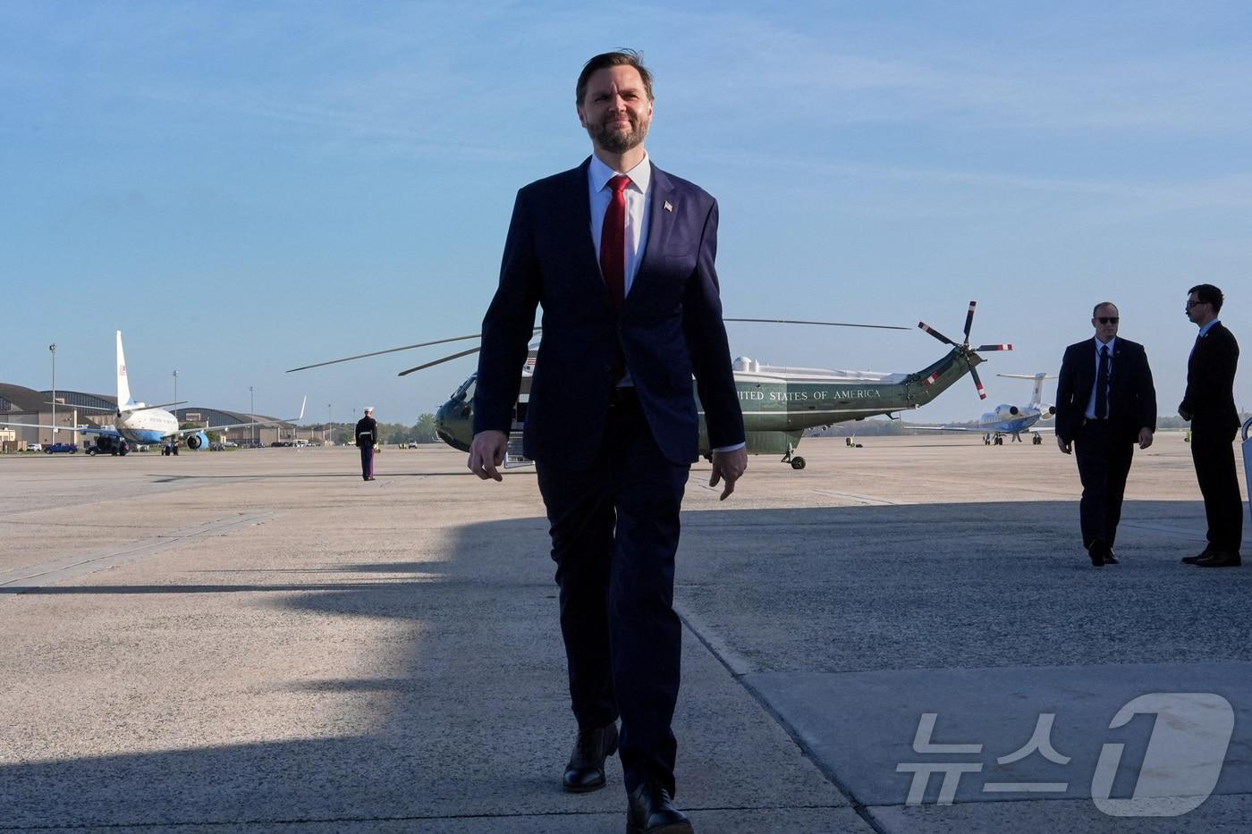 본문 이미지 - JD 밴스 부통령이 10일 파키스탄에서 열리는 이란과의 협상을 위해 앤드루스 공군기지에 도착해 있다. 2026.4.10 ⓒ 로이터=뉴스1