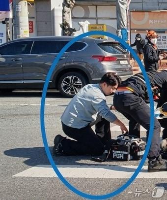 본문 이미지 - 지난 8일 오전 9시 32분께 익산시 동산동의 한 교차로에서 보행자가 화물차에 치이는 사고가 발생해 퇴근하던 권선범 소방교가 응급처치에 나섰다.(전북소방본부 제공. 재판매 및 DB금지)