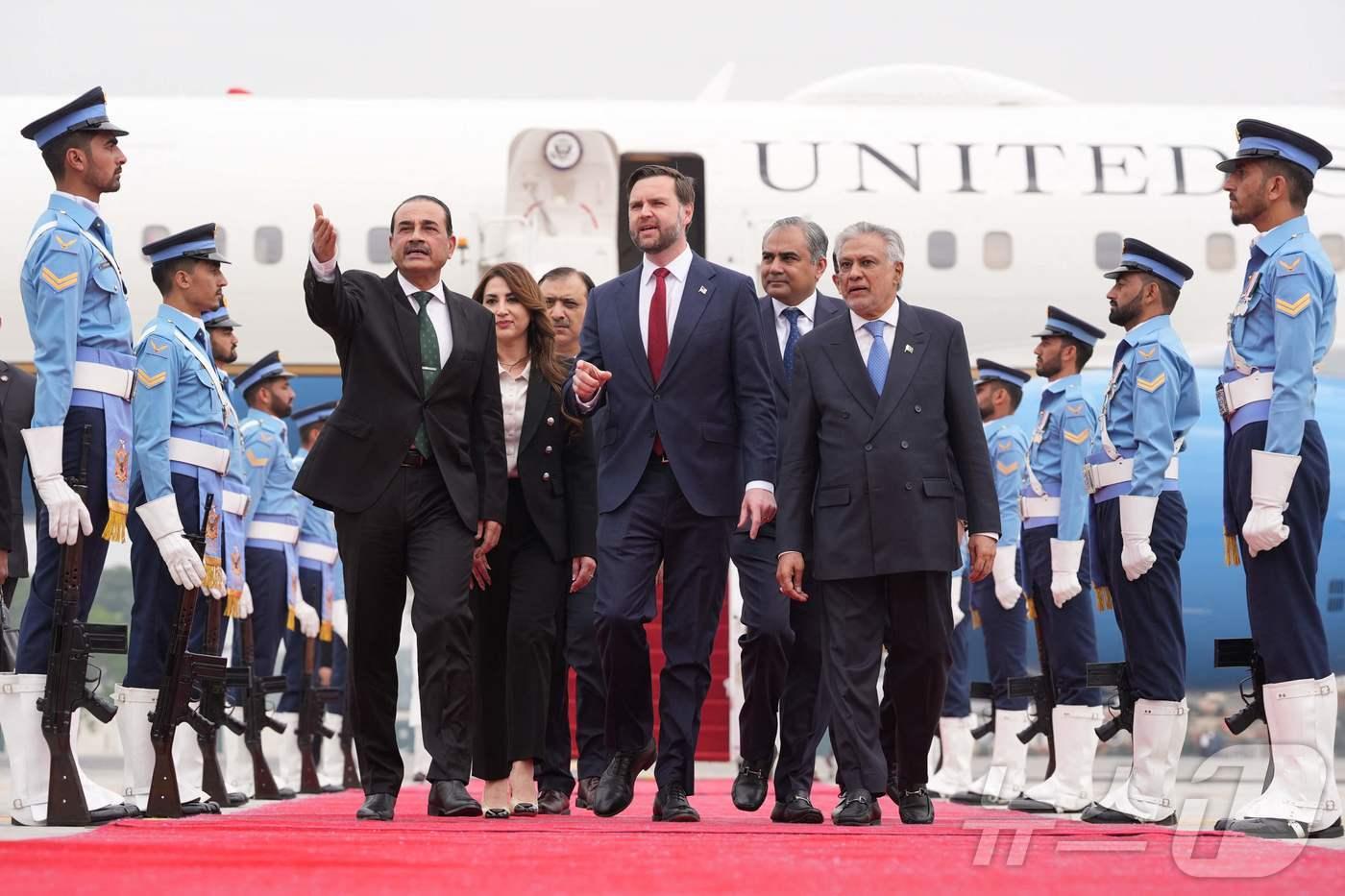 본문 이미지 - 이란과의 회담을 협상을 위해 파키스탄을 방문한 JD 밴스 미국 부통령(가운데)이 11일(현지시간) 이슬라바마드 인근 누르칸 공군기지에 도착해 아심 무니르 파키스탄 육군참모총장(왼쪽)과 모하마드 이샤크 다르 파키스탄 부총리 겸 외무장관과 함께 걷고 있다. ⓒ AFP=뉴스1