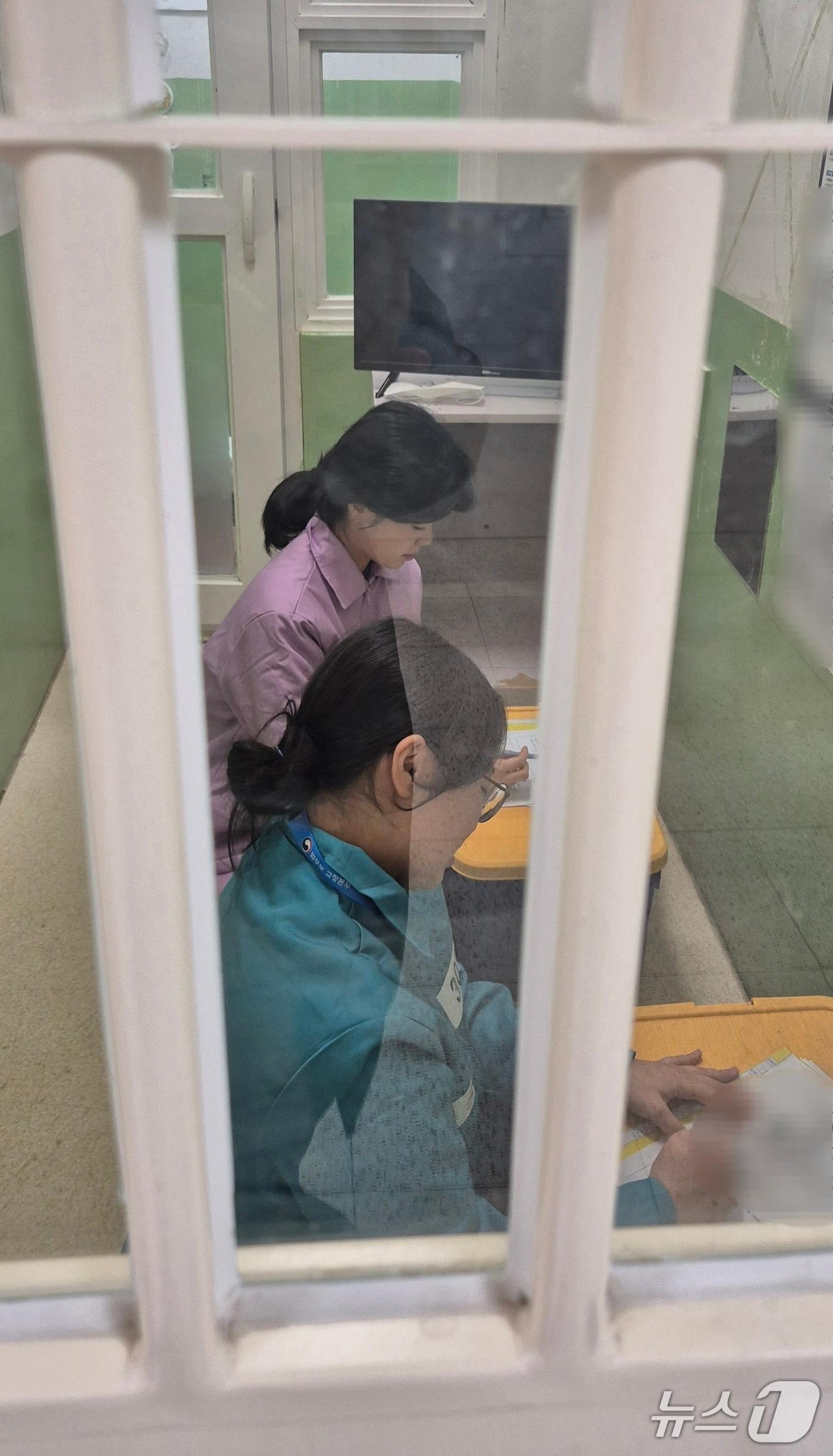 본문 이미지 - 경기 화성직업훈련교도소 여성 수용동의 한 독거실(1인실) 모습. 수용 인원 과밀로 정원 1명인 방에 수용자 2명이 들어가는 상황도 종종 발생한다.  <뉴스1> 취재진이 직접 방 안에 들어가보니 두 명이 앉아 책상을 두면 남는 공간이 거의 없었다.  2026.3.6 (법무부 제공) 