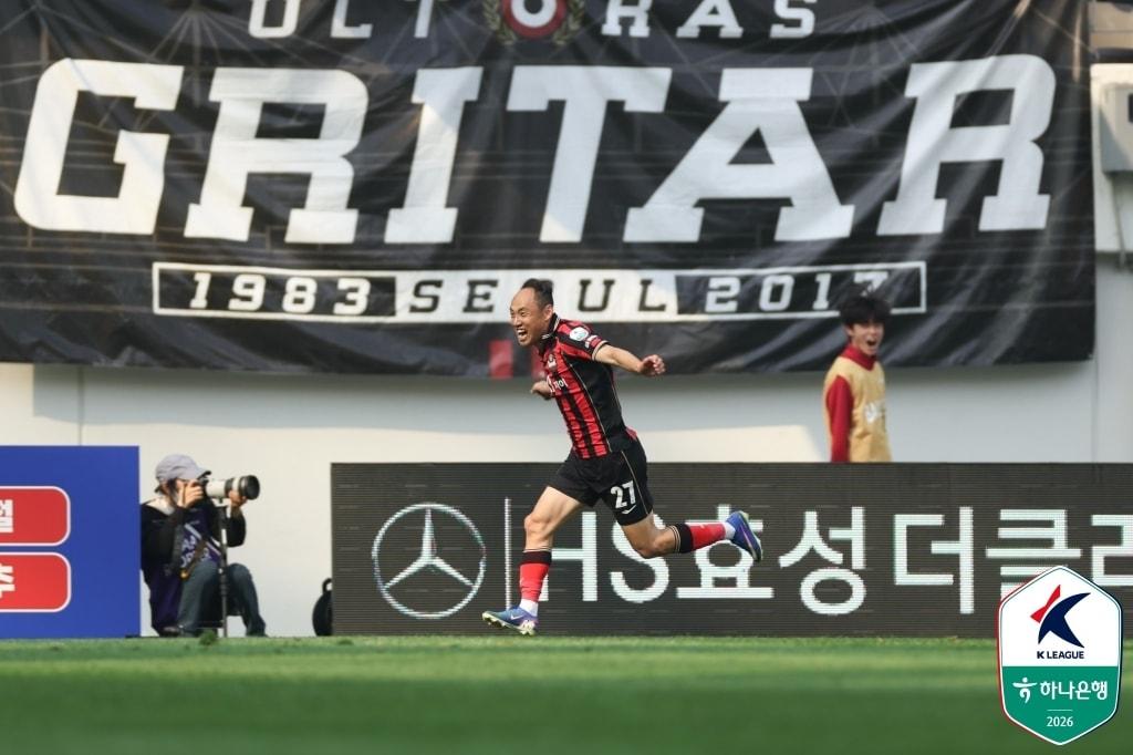 본문 이미지 - FC서울 문선민이 클리말라의 결승골이 터지자 기뻐하고 있다. (한국프로축구연맹 제공)