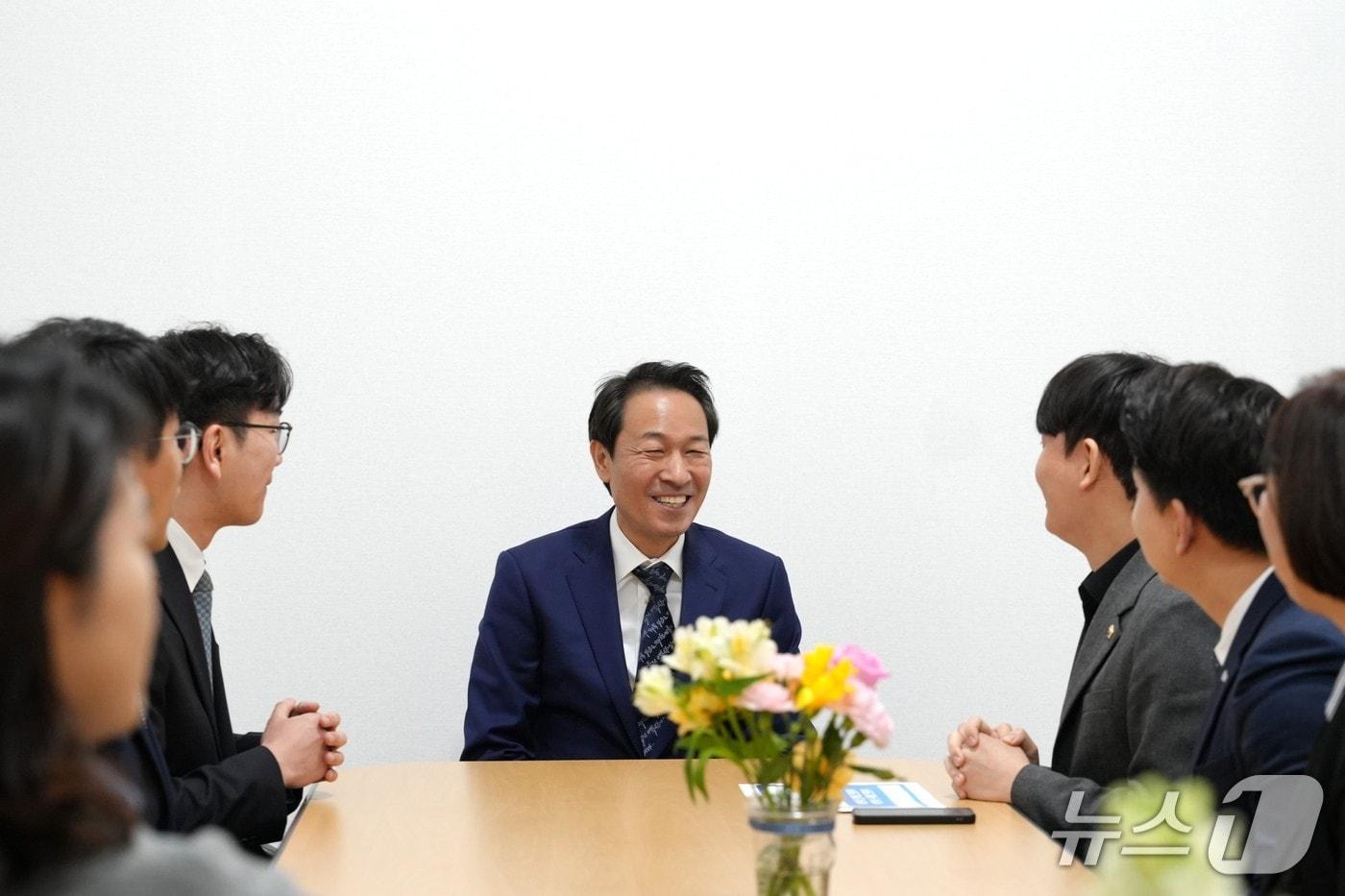 본문 이미지 - 김대중재단 청년위원회와 만나 청년 정책을 논의하는 우상호 더불어민주당 강원도지사 예비후보.(우상호 예비후보 측 제공. 재판매 및 DB금지)/뉴스1