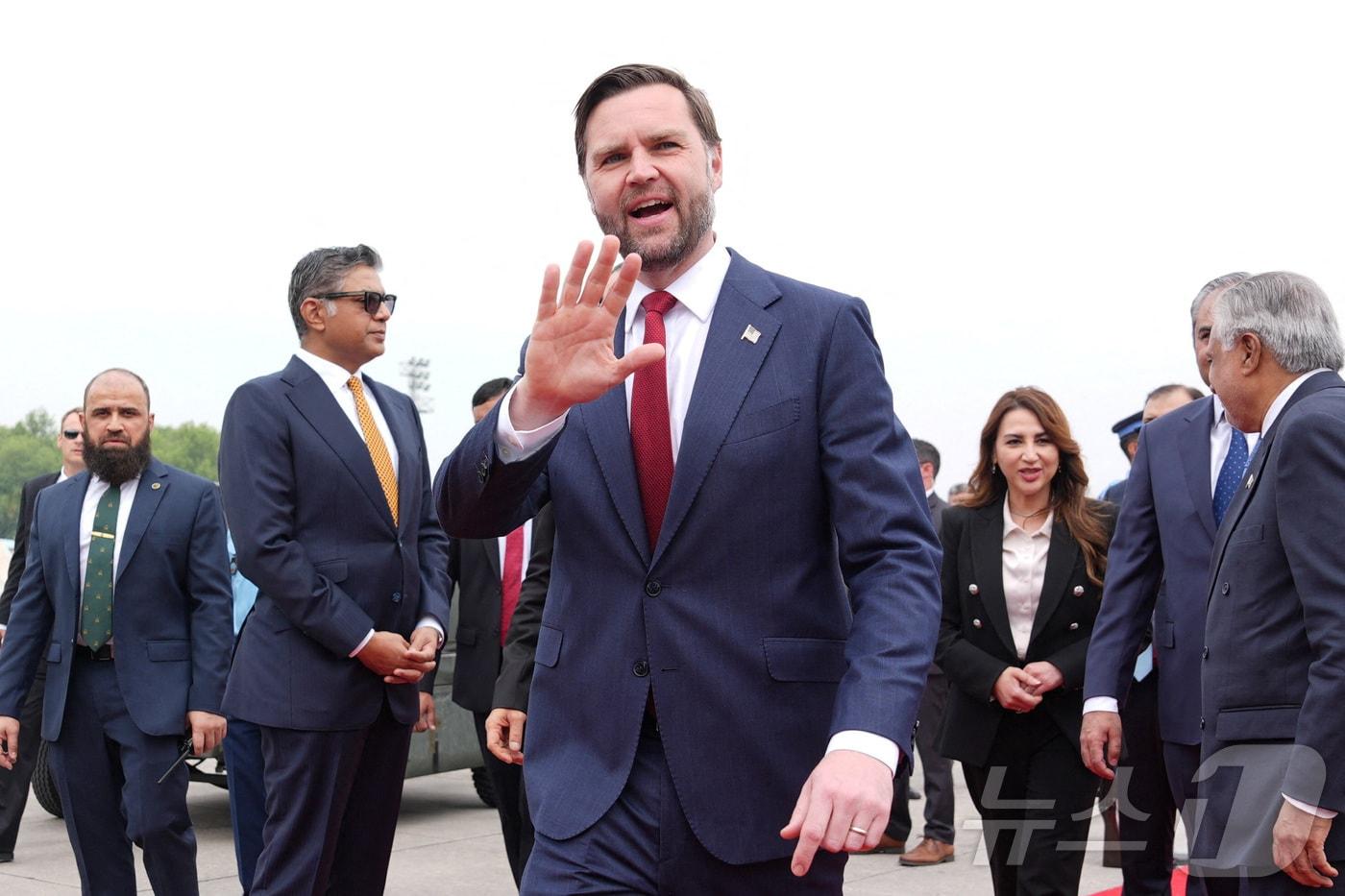 본문 이미지 - JD 밴스 미국 부통령이 11일 이란과의 협상 장소인 파키스탄 이슬라마바드에 도착해 취재진들을 향해 손을 흔들어 주고 있다. 2026.4.11 ⓒ 로이터=뉴스1