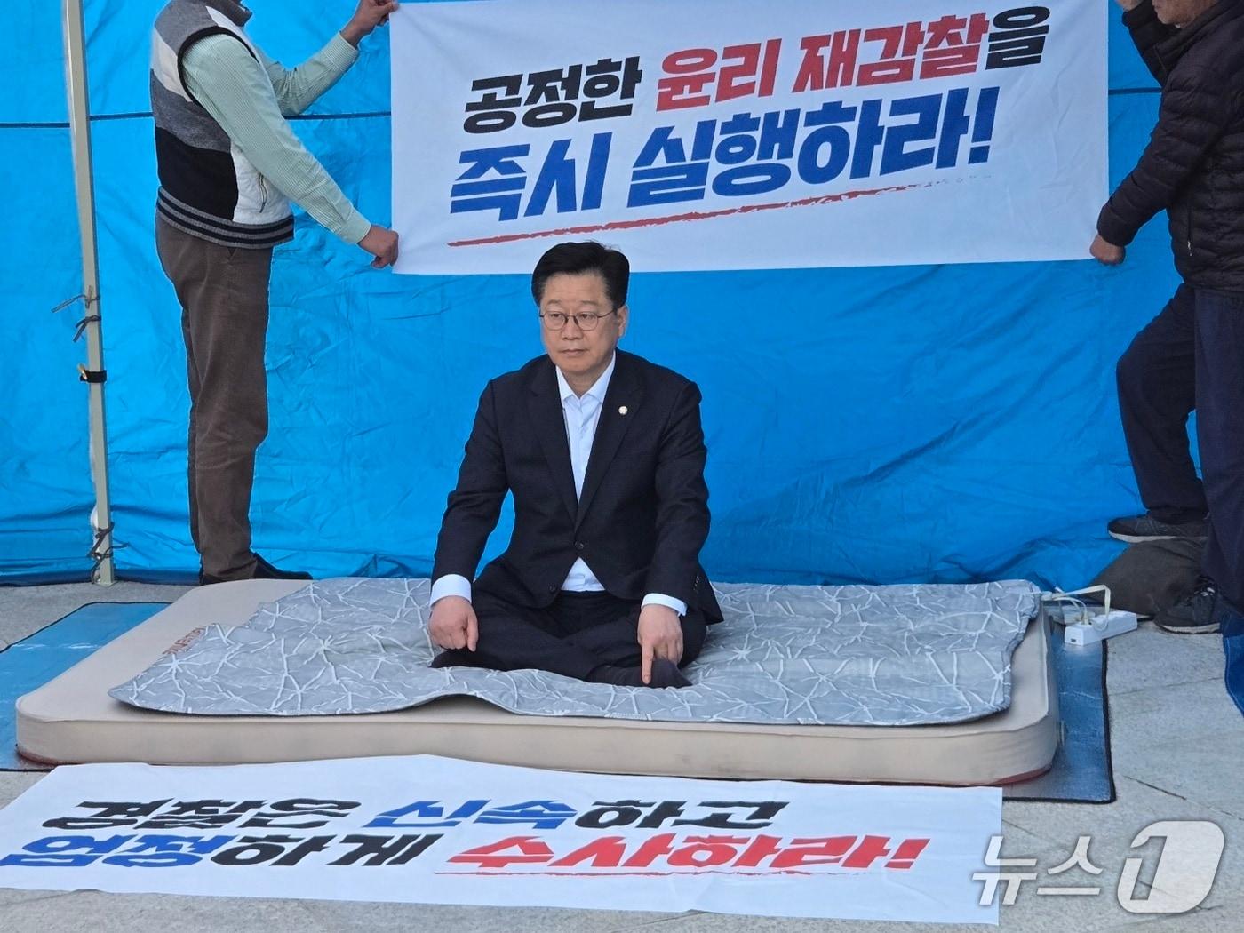 본문 이미지 - 안호영 더불어민주당 의원이 11일 서울 여의도 국회 본관 입구에서 당 전북지사 후보로 선출된 이원택 의원에 대해 윤리 재감찰을 실시할 것을 요구하며 텐트를 치고 단식 농성을 하고 있다. 2026.4.11 ⓒ 뉴스1 손승환 기자