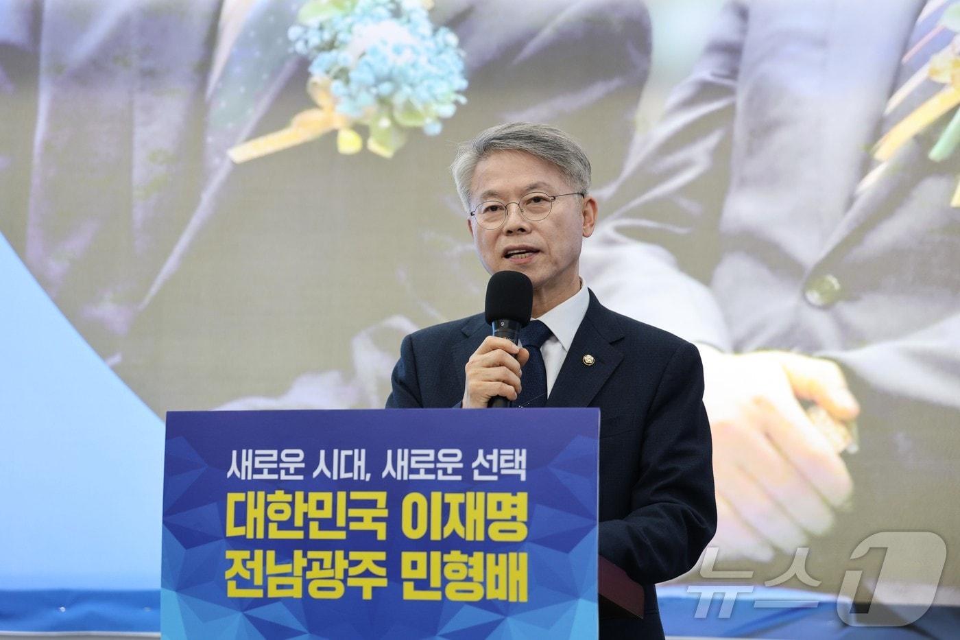 본문 이미지 - 민형배 더불어민주당 전남광주통합특별시장 예비후보는 11일 선거사무소에서 기자회견을 열고 발언하고 있다. (민 후보 측 제공. 재판매 및 DB 금지) 