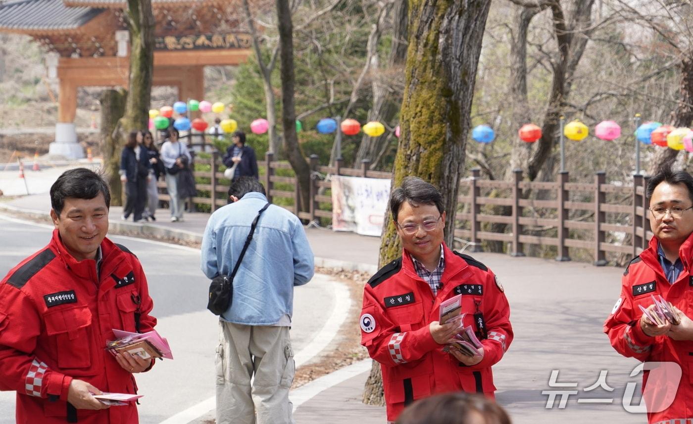 본문 이미지 - 박은식 산림청장이 산불 예방 기동단속 현장점검을 하고 있다.(산림청 제공. 재판매 및 DB금지)/뉴스1