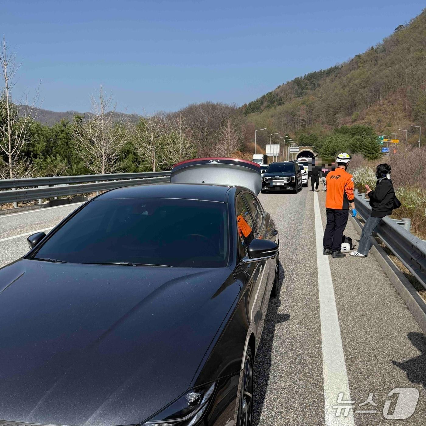 본문 이미지 - 춘천 남면 서울양양고속도로 발신 1교 인근 추돌사고 현장.(강원도소방본부 제공. 재판매 및 DB금지)/뉴스1